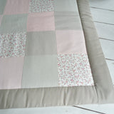 Krabbeldecke Blümchen, Babydecke mit Namen, Patchworkdecke Taupe - Rosa